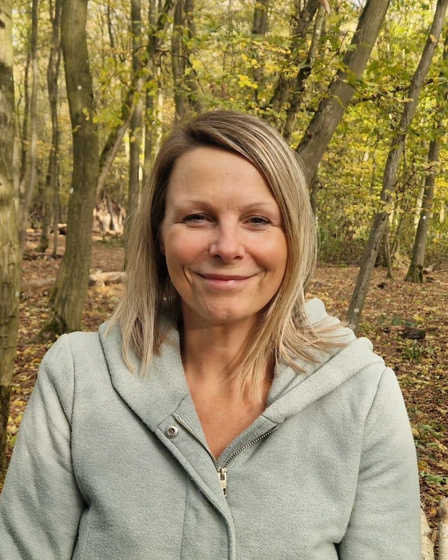 Daniela Ehli, Gründerin von Skills4Value, lächelnd im herbstlichen Wald